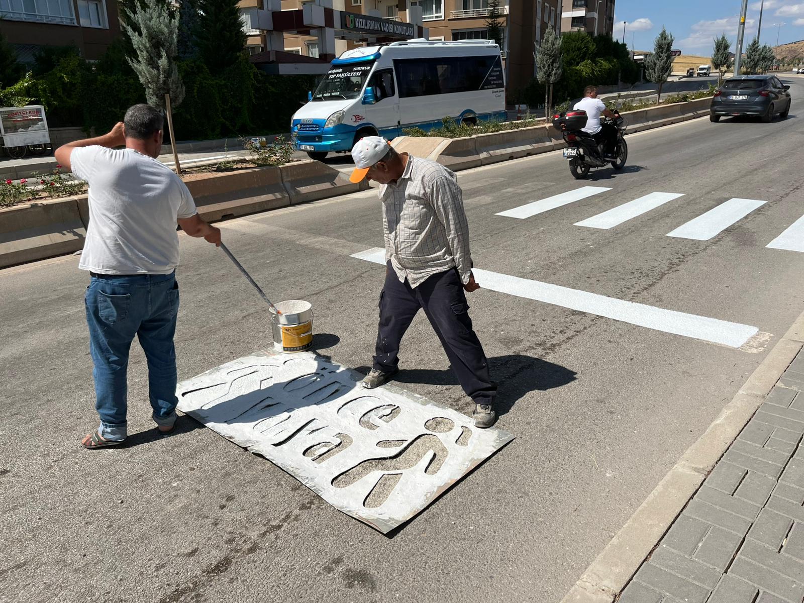 yaya-gecidi-cizgileri-ve-trafik-uyari-isaretlerini-yeniledik